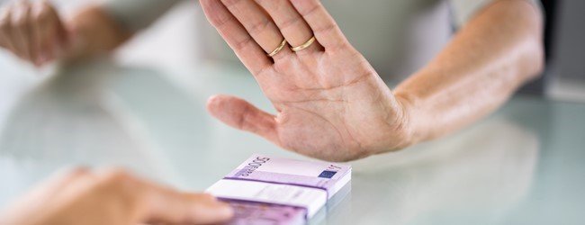 Belanghebbende overleden, erfgenamen verwerpen nalatenschap: geen belang meer bij hoger beroep